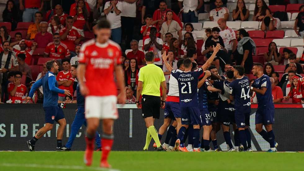 Santa Clara conseguiu empatar na Luz com um golo de Vinícius Lopes aos 90+2' apesar de ter jogado uma hora com menos uma unidade