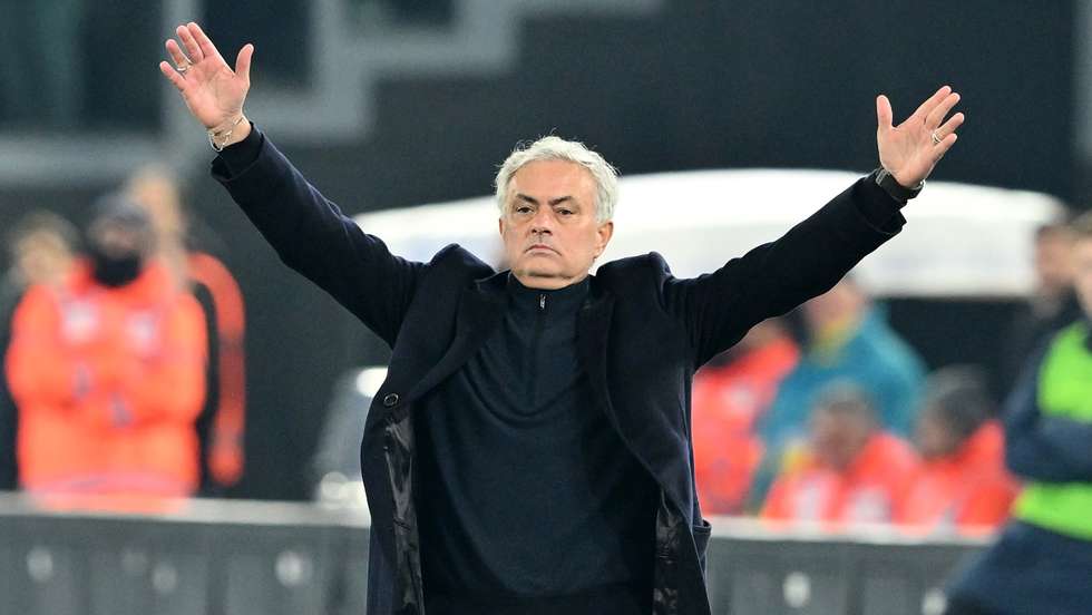 José Mourinho teve mais um jogo particularmente ativo na zona técnica mas não conseguiu impedir derrota da Roma no dérbi com a Lazio