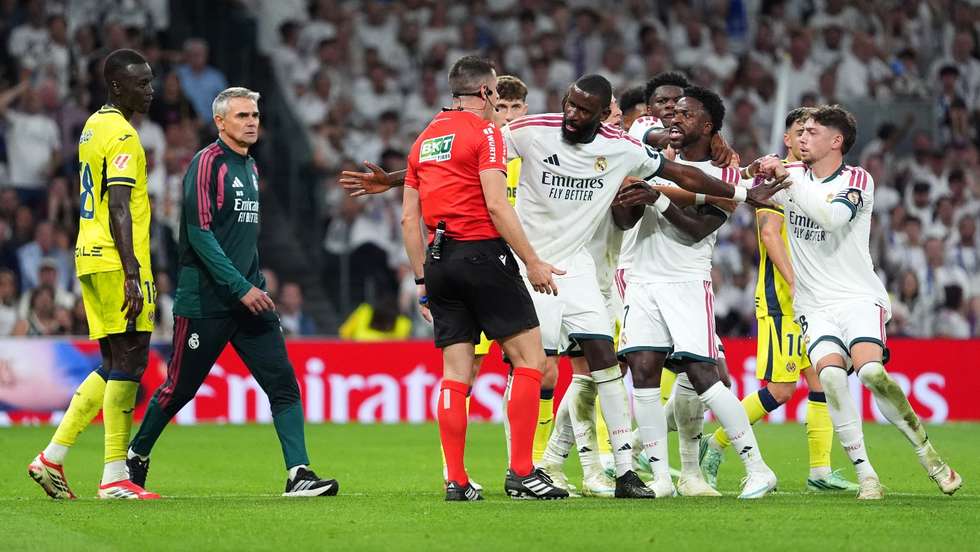 Vinícius Jr. entrou na segunda parte, marcou mas acabou por ser expulso após ação do VAR por ter puxado os cabelos de um adversário no início da jogada do 2-0 (que foi anulado)