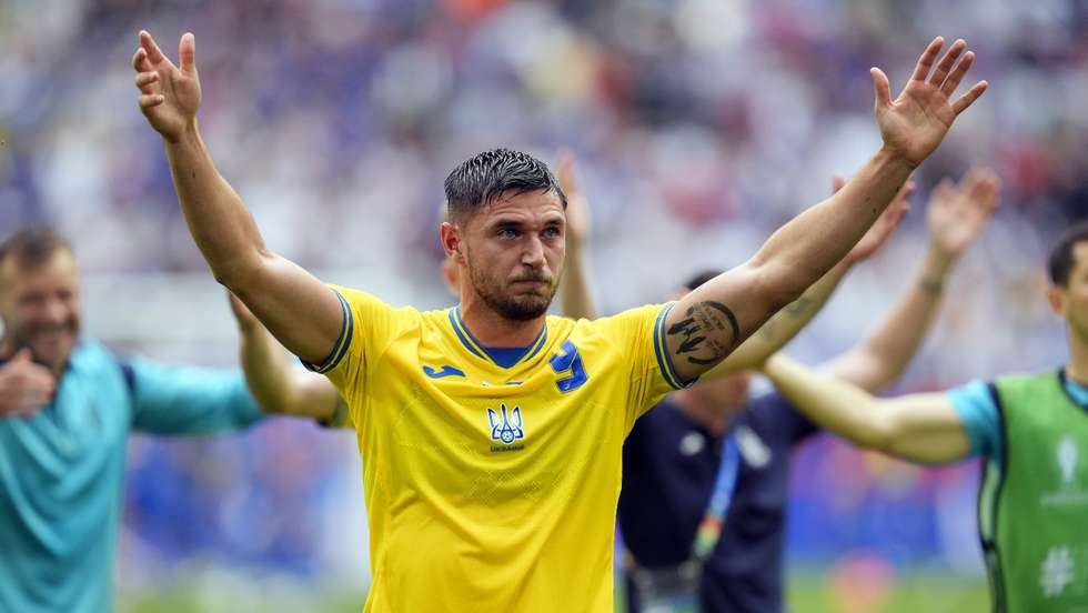 Yaremchuk não aguentou a emoção no final do jogo quando foi agradecer o apoio aos adeptos ucranianos em Düsseldorf