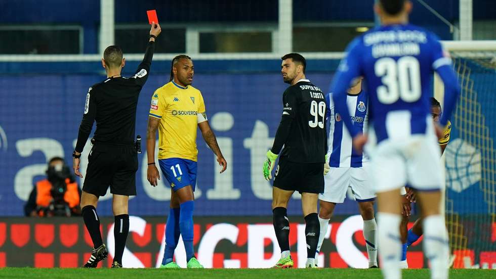 Diogo Costa foi expulso após um erro num atraso de Otávio, Cláudio Ramos entrou e Estoril marcou na sequência do livre direto por Cassiano