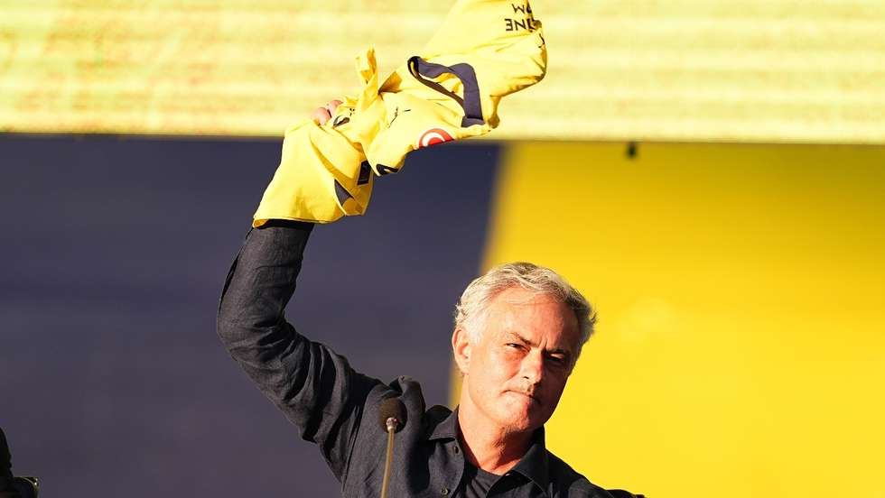 José Mourinho foi apresentado oficialmente como novo treinador do Fenerbahçe, que terminou a Liga turca em segundo lugar atrás do Galatasaray