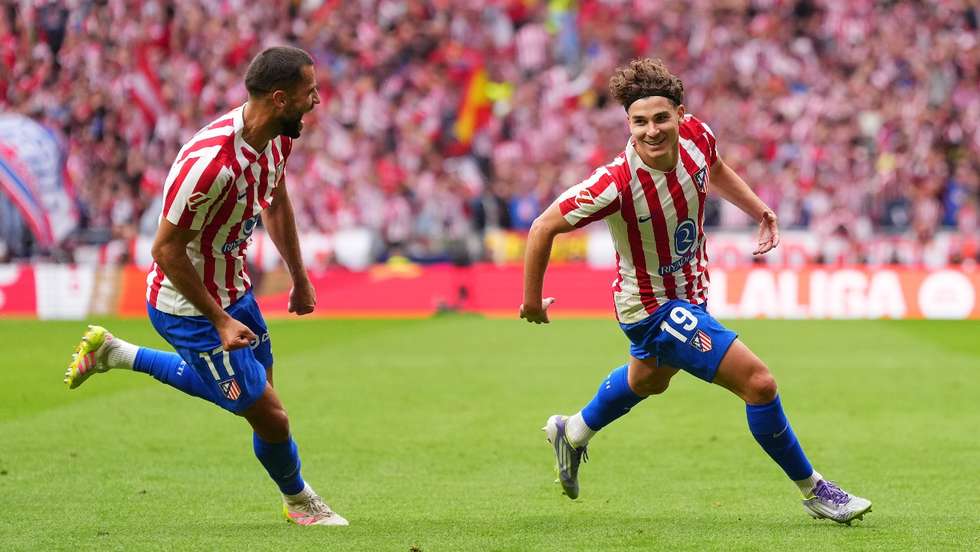 Depois do hat-trick frente ao Rayo Vallecano, Julián Álvarez bisou frente ao Real de penálti e de livre direto e carimbou triunfo do Atlético no dérbi
