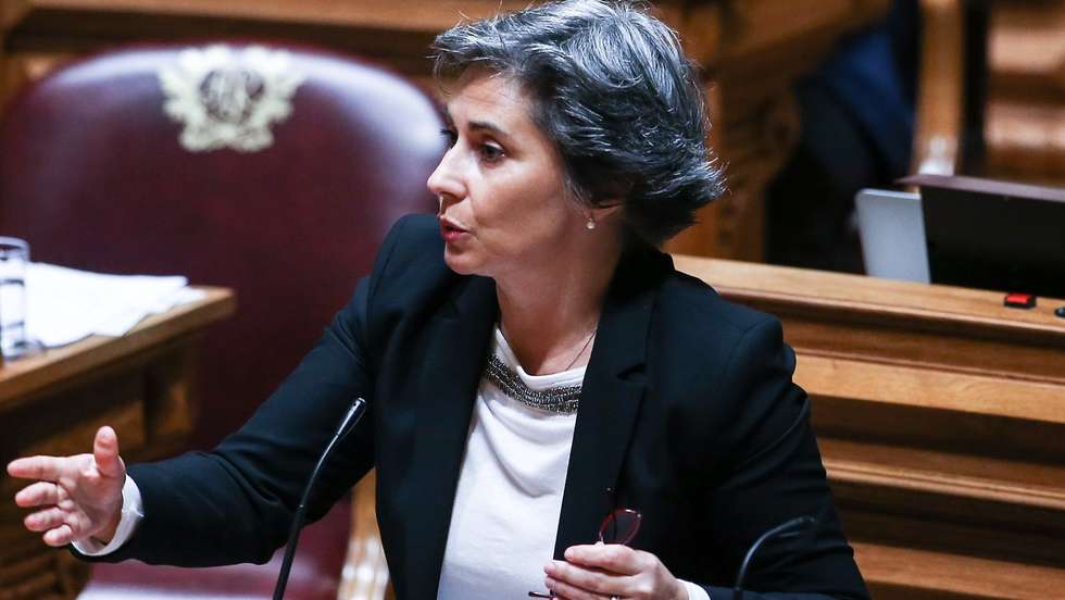 A deputada do Partido Socialista (PS), Isabel Santos, intervém durante o debate quinzenal na Assembleia da República, em Lisboa, 09 de janeiro de 2018. ANTÓNIO COTRIM/LUSA