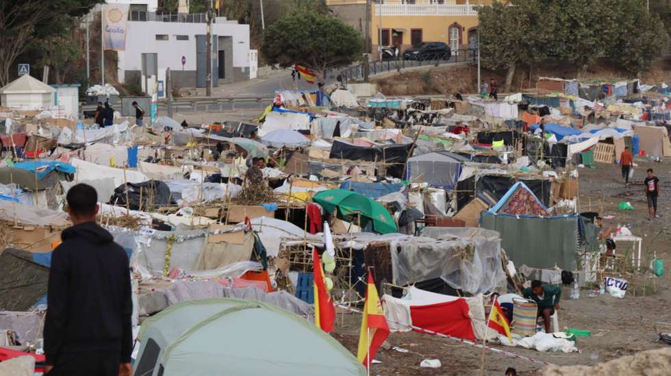 epa13216494 A migrant looks at makeshift tents erected by migrants along Trampolin Beach in Ceuta, Spain, 06 September 2026. Ceuta President Juan Jesus Vivas is expected to meet European Commissioners Magnus Brunner and Dubravka Suica and European Parliament President Roberta Metsola in Brussels on 08 September to discuss the migration crisis. Thousands of people crossed from Morocco into the Spanish North African enclave in late July 2026.  EPA/REDUAN