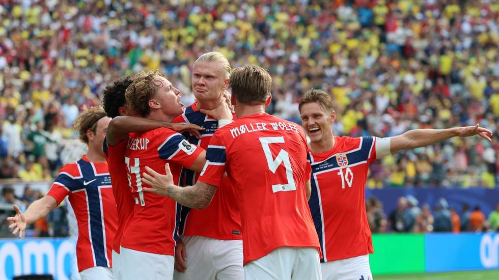 Erling Haaland bisou frente ao Brasil e igualou os sete golos de Lionel Messi e Kylian Mbappé após assistências de Schjelderup