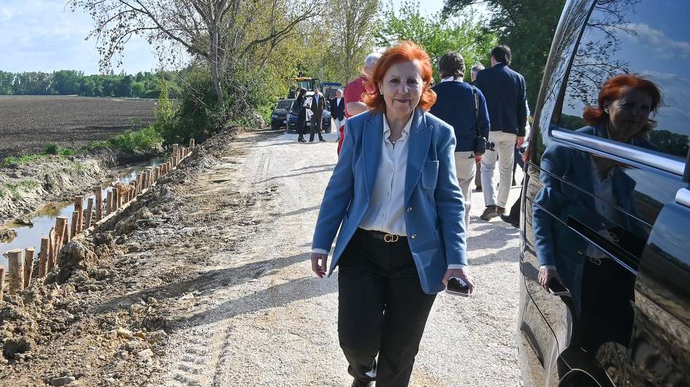 A ministra do Ambiente e Energia, Maria da Graça Carvalho, durante a visita à Vala da Azambuja, 9 de abril de 2026. A Agência Portuguesa do Ambiente (APA) realiza uma visita às obras de recuperação do rombo na Vala da Azambuja.
Na ocasião, são outorgados contrato-programa entre a APA, a ApC-Agência para o Clima e os municípios de Abrantes, Alenquer, Almeirim, Alpiarça, Alvaiázere, Ansião, Azambuja, Benavente, Caldas da Rainha, Cartaxo, Chamusca, Golegã, Loures, Mafra, Nazaré, Óbidos, Ourém, Pedrógão Grande, Peniche, Ponte de Sor, Salvaterra de Magos, Santarém, Sobral de Monte Agraço, Torres Vedras, Vila de Rei e Vila Nova da Barquinha, visando intervenções de emergência, na reabilitação de infraestruturas e património ambiental nestes concelhos. CARLOS BARROSO/LUSA