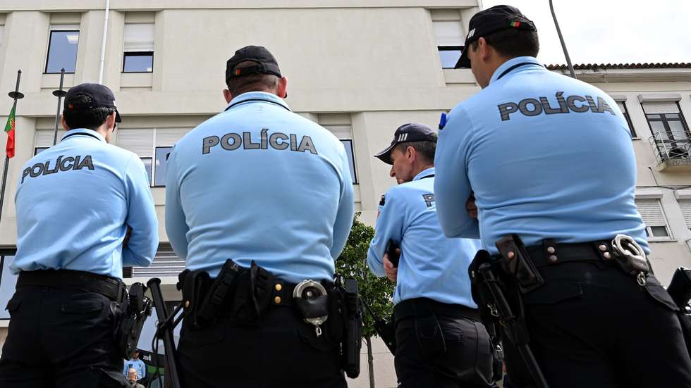 Os polícias, vestidos de preto, preenchem totalmente uma das bancadas laterais, que tem mais de 500 lugares