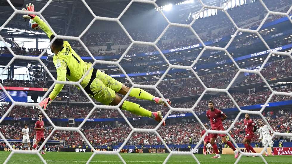 Diogo Costa voa para desviar a tentativa de Álex Baena para canto: guarda-redes voltou a terminar um jogo como o melhor elemento de Portugal