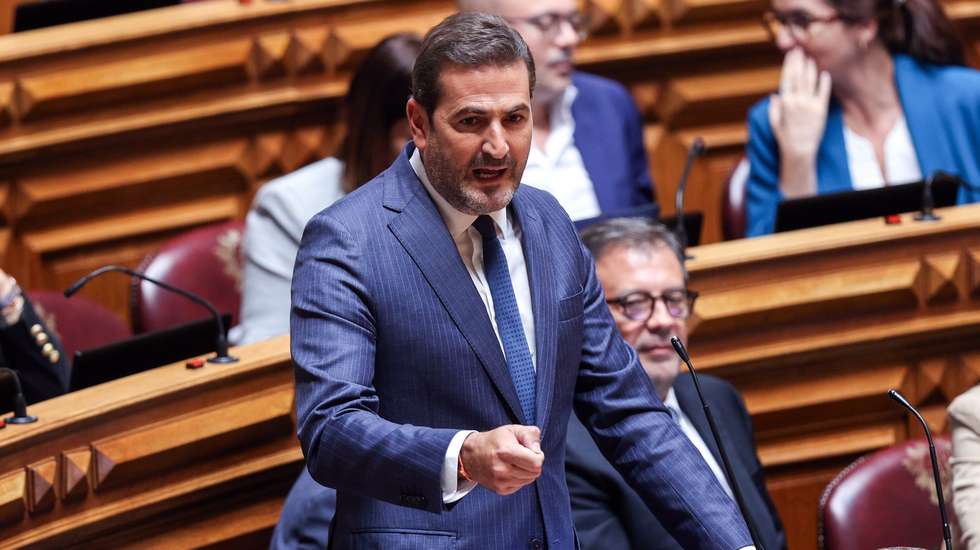 O líder parlamentar do Partido Social Democrata (PSD), Hugo Soares, intervém no debate parlamentar na Assembleia da República, em Lisboa, 25 de setembro de 2025. MIGUEL A. LOPES/LUSA