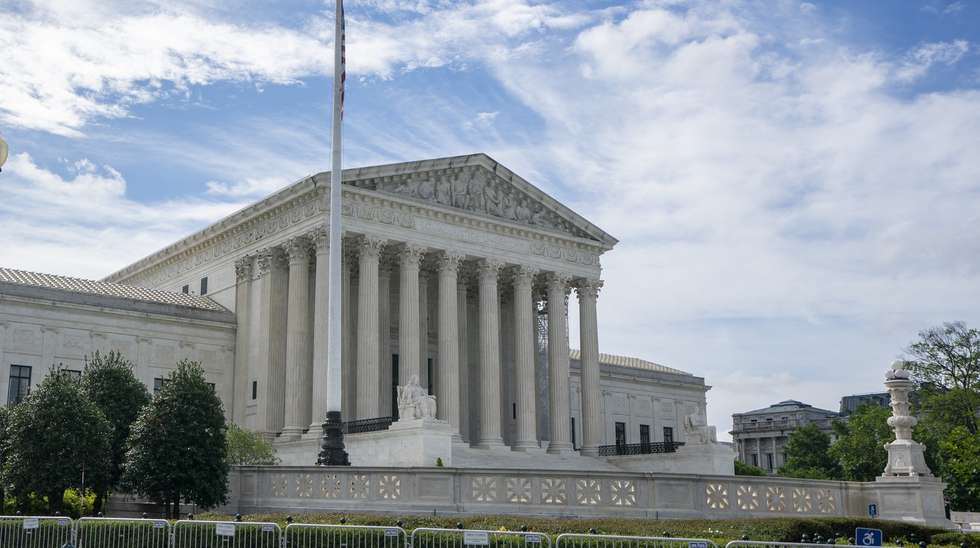 epa11441665 The Supreme Court in Washington, DC, USA, 27 June 2024. In a temporary victory for abortion-rights advocates the Supreme Court dismissed the high profile Idaho abortion case Idaho v. United States.  EPA/SHAWN THEW