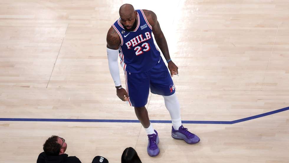 LeBron James pegou-se na primeira parte com um adepto dos Knicks na primeira fila, numa zona próxima da habitual cadeira do realizar Spike Lee