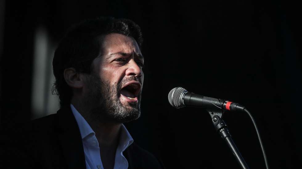 O líder do Chega, André Ventura, participa na manifestação contra a ilegalização do partido, em Lisboa, 18 de abril de 2021. MÁRIO CRUZ/LUSA