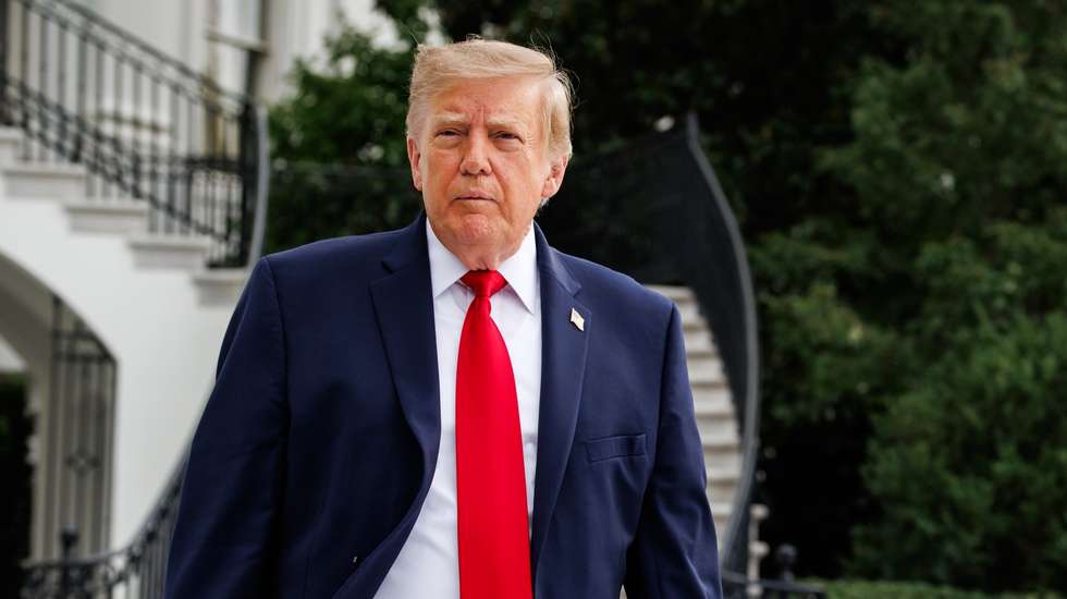 epa13264650 US President Donald Trump walks out of the South Portico towards members of the press before departing from the new South Lawn helipad in Marine One at the White House in Washington, DC, USA, 26 September 2026. Trump is heading to Knoxville, Tennessee where he will be attending the University of Tennessee vs. University of Texas College Football game.  EPA/Samuel Corum / POOL