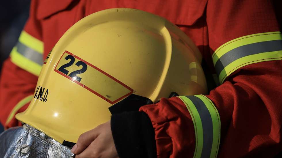 Cerimónias fúnebres dos três bombeiros de Vila Nova de Oliveirinha falecidos no combate ao incêndio do concelho de Tábua no dia 17 de setembro, Vila Nova de Oliveirinha, 21 de setembro de 2024. Sete pessoas morreram e 177 ficaram feridas devido aos incêndios que atingiram desde domingo sobretudo as regiões Norte e Centro do país e destruíram dezenas de casas. A área ardida em Portugal continental desde domingo ultrapassa os 124 mil hectares, segundo o sistema europeu Copernicus, que mostra que nas regiões Norte e Centro já arderam mais de 116 mil hectares, 93% da área ardida em todo o território nacional. JOSÉ COELHO/LUSA