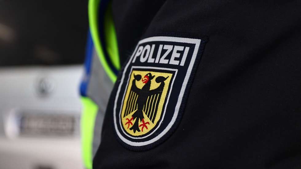 epa12082914 A German police officer works at a checkpoint near the border with Austria, in Kiefersfelden, Germany, 08 May 2025. The new German interior minister said the country will increase controls along the borders as part of a tougher immigration policy.  EPA/ANNA SZILAGYI
