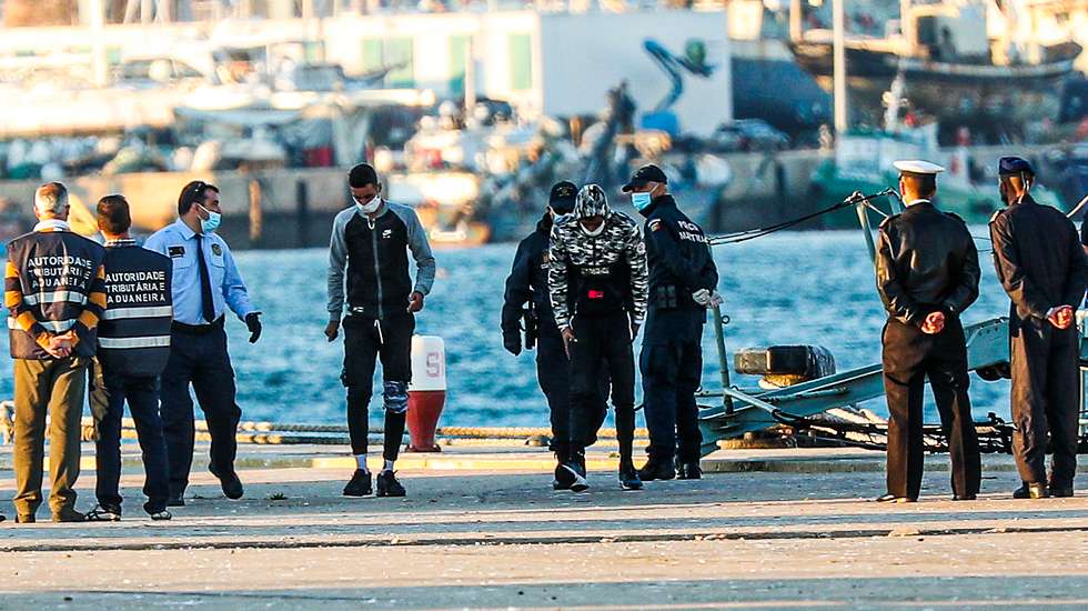 37 migrantes foram hoje resgatados pela Marinha no Algarve são "alegadamente oriundos do Norte de África" e vão ser instalados em Portimão para realizarem os testes de diagnóstico à covid-19 e garantida a assistência humanitária, avançou o SEF, Portimão, 11 de novembro de 2021. Numa resposta enviada à agência Lusa, o Serviço de Estrangeiros e Fronteiras refere que os 37 migrantes, "alegadamente oriundos do Norte de África" e que foram detetados ao largo de Vila Real de Santo António, vão ser instalados no Ponto de Apoio Naval – Cais da Marinha, em Portimão, onde será assegurada a realização dos testes à covid-19 e garantida a assistência humanitária, “em particular as necessidades básicas de alimentação e assistência médica”. LUÍS FORRA/LUSA