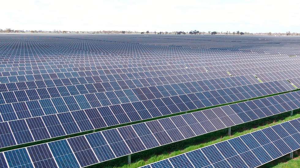 Líder em duas frentes. Por um lado, a China dá cartas nas chamadas energias limpas, por outro, este país asiático continua a recorrer tanto ao carvão para produzir electricidade que é o maior emissor mundial de dióxido de carbono (gás do efeito estufa)