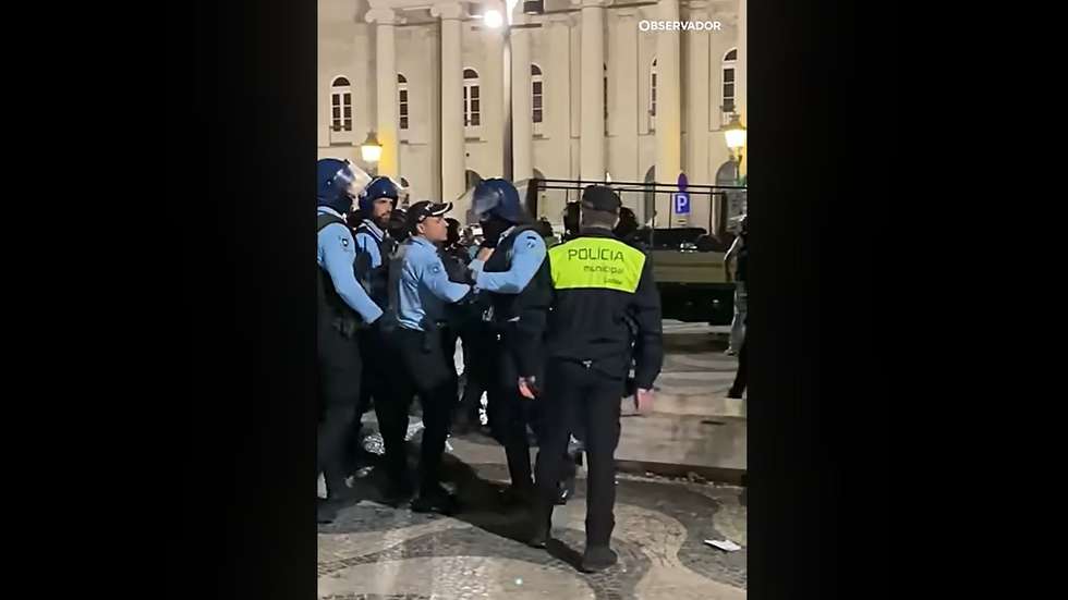 Vídeo captado pelo Observador mostra o agente a empurrar um manifestante que está algemado