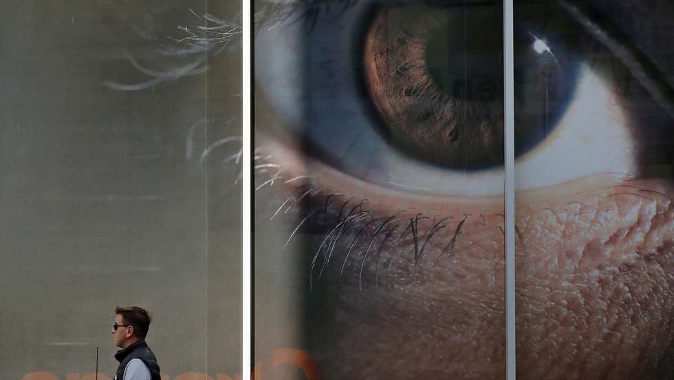 epaselect epa08757561 A Romanian man passes in front of a shop window of an Orange store that displays a huge 5G advertise banner, in Bucharest, Romania, 19 October 2020. Romania was among the first countries in the EU where local mobile communications operators launched commercial 5G services, through upgrades of 4G networks, using the radio spectrum they currently have in 2019, as The National Authority for Management and Regulation in Communications (ANCOM) failed to properly organize an auction for the rest of the frequency bands necessary for mobile operators to implement the 5G standard at the announced optimal parameters. The communication business sector is waiting for a new auction to be organized until the end of 2020. Mobile internet traffic is doubling in Romania every year.  EPA/ROBERT GHEMENT