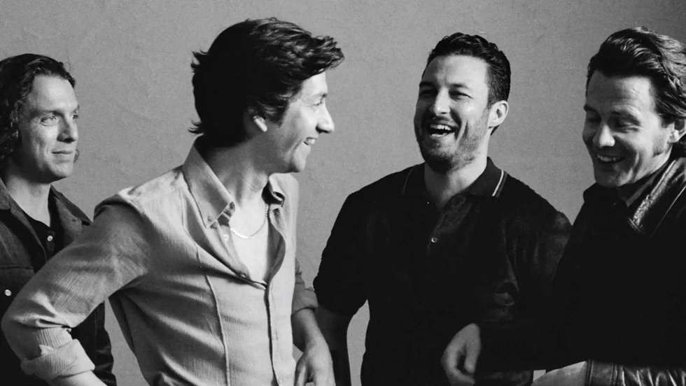 Nick O'Malley, Alex Turner, Matt Helders e Jamie Cook: os Arctic Monkeys em 2022, companhia para a tragédia da solidão, do engate manhoso, a tragédia de vestir um fato beige e puxar o cabelo para trás com gel para parecer cool e só se conseguir ficar com ar de figurante dos Sopranos