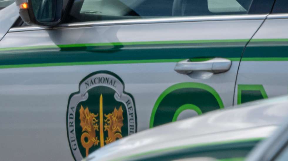 Carro da GNR acompanhado de três guardas