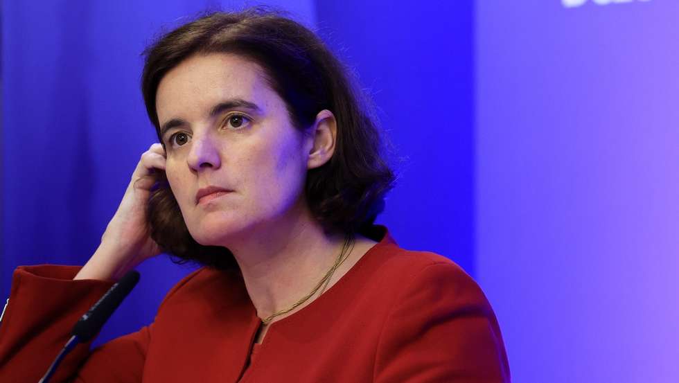 A ministra da Presidência, Mariana Vieira da Silva, intervém no briefing no fim do último Conselho de Ministros do XXIII Governos Constitucionais, na Câmara Municipal do Porto, 07 de dezembro de 2023. A assinatura do decreto presidencial que oficializa a demissão do primeiro-ministro, que terá efeitos a partir de sexta-feira, deixa o Governo em gestão, limitado aos atos estritamente necessários ou inadiáveis à continuação da sua atividade. ESTELA SILVA/LUSA