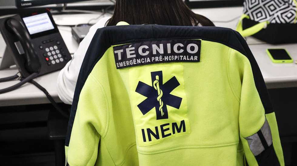 Uma técnica de emergência pré-hospitalar do Instituto Nacional de Emergência Médica (INEM), durante uma visita da ministra da Saúde, Ana Paula Martins (ausente da foto), em Lisboa, 12 de novembro de 2024. As falhas no INEM, devido a uma greve dos seus trabalhadores às horas extraordinárias, estão a ser associadas à morte de, pelo menos 10 pessoas, nos últimos dias. ANTÓNIO PEDRO SANTOS/LUSA