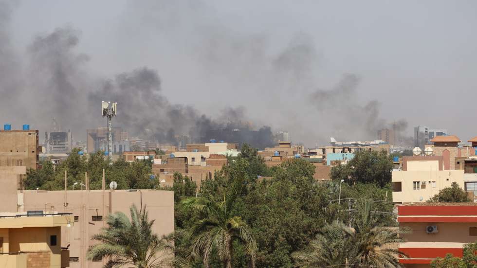 epa10579976 Smoke rises over the city during ongoing fighting between the Sudanese army and paramilitaries of the Rapid Support Forces (RSF) in Khartoum, Sudan, 19 April 2023. A power struggle erupted since 15 April between the Sudanese army led by army Chief General Abdel Fattah al-Burhan and the paramilitaries of the Rapid Support Forces (RSF) led by General Mohamed Hamdan Dagalo, resulting in at least 200 deaths according to doctors' association in Sudan.  EPA/STRINGER