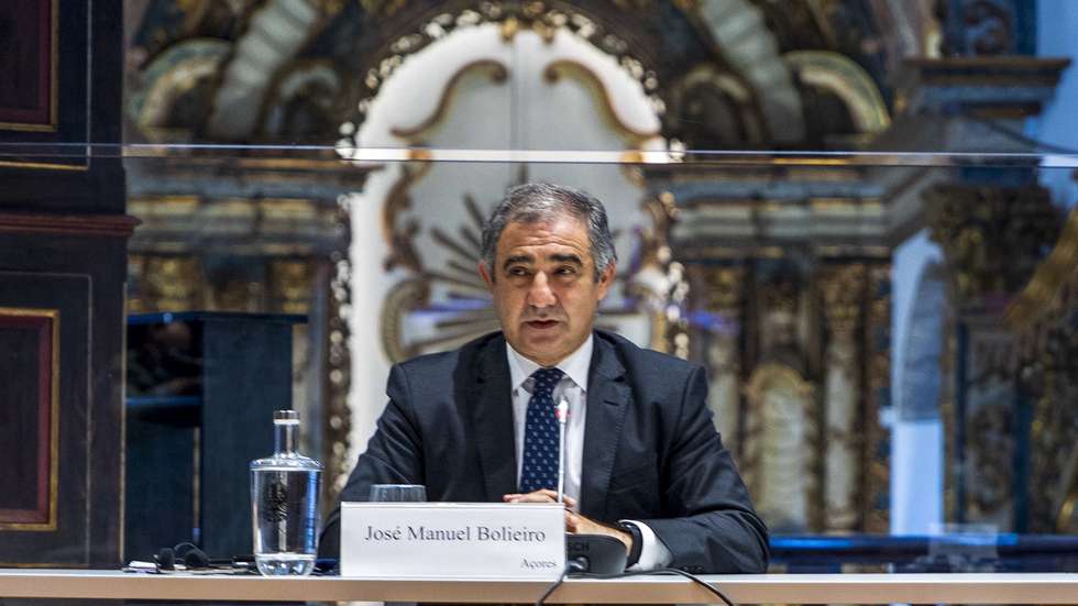 O presidente do Governo Regional dos Açores, José Manuel Bolieiro, preside à XXVI Conferência dos Presidentes das Regiões Ultraperiféricas (RUP), a principal estrutura de cooperação política e técnica entre os presidentes dos órgãos executivos dos Açores, Canárias, Guadalupe, Guiana, Madeira, Martinica, Maiote, Reunião e Saint-Martin, realizada em Ponta Delgada, ilha de São Miguel, Açores, 18 de novembro de 2021. A conferência define as orientações da cooperação das RUP, cujos objetivos essenciais são coordenar a sua ação conjunta e adotar posições comuns com a finalidade de defender os interesses da ultraperiferia perante a União Europeia; reforçar a ação europeia no que se refere às RUP, com base nas disposições dos Tratados; defender os interesses comuns da ultraperiferia em todas as organizações europeias e internacionais com vocação regional nas quais têm representação; e reforçar a cooperação entre as RUP no âmbito de projetos de cooperação conjunta. EDUARDO COSTA/LUSA