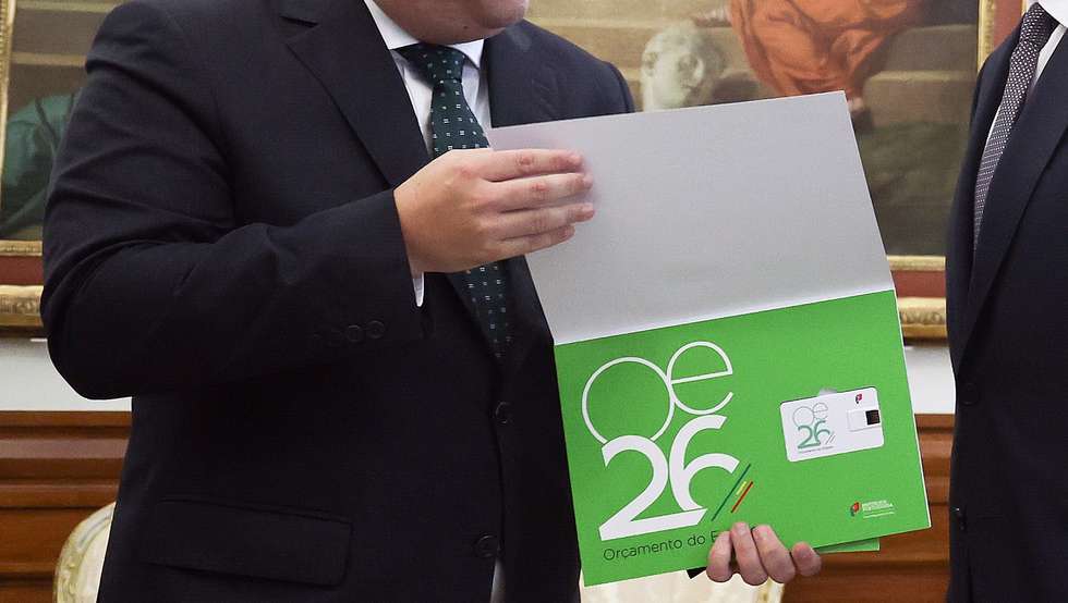 O ministro de Estado e das Finanças, Joaquim Miranda Sarmento (E), entrega a proposta de Orçamento do Estado para 2026 (OE2026) ao presidente da Assembleia da República, José Pedro Aguiar-Branco (D), durante a cerimónia de entrega do OE2026, na Assembleia da República, em Lisboa, 09 de outubro de 2025. ANTÓNIO COTRIM/LUSA