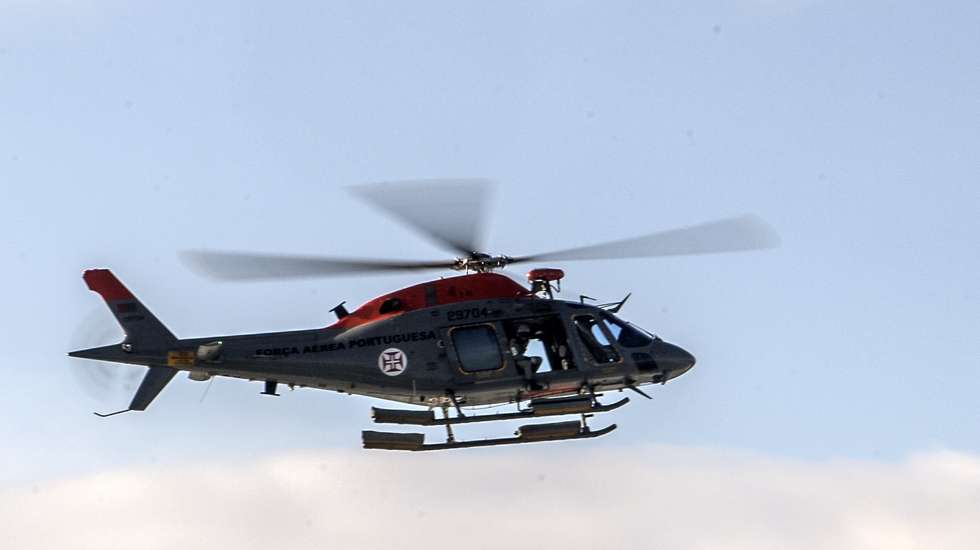 Um helicóptero da Força Aérea de Portugal durante as buscas por uma jovem que continua desaparecida após oito jovens, todos militares do Exército em formação na Escola dos Serviço da Póvoa de Varzim, terem sido arrastados hoje por uma onda na Praia da Lagoa, em Póvoa do Varzim, 25 de novembro de 2022. RUI FARINHA/LUSA