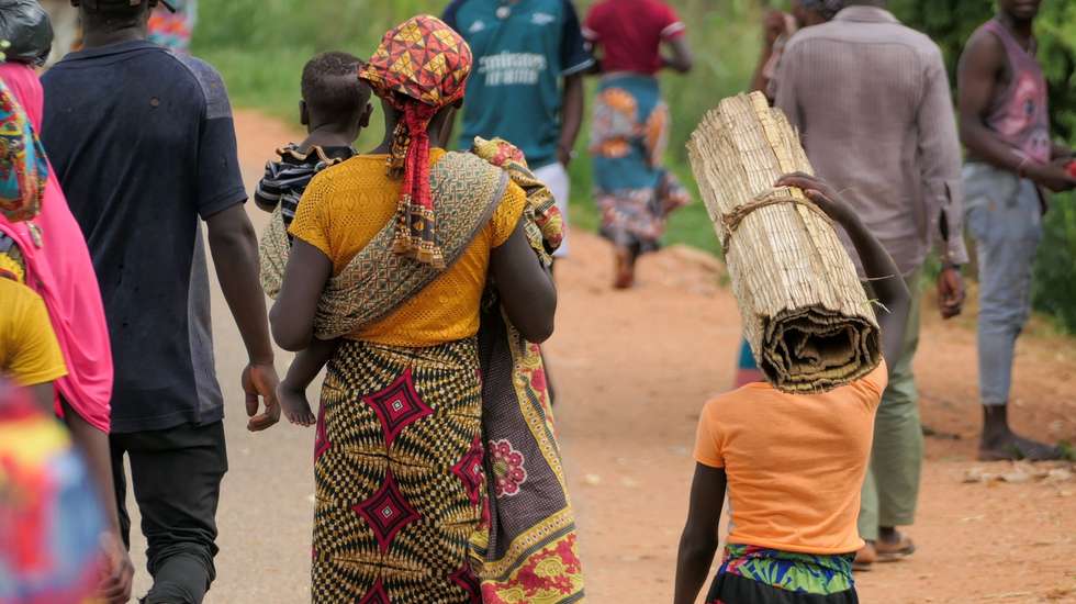 Mmala, aldeia moçambicana em Cabo Delgado, tinha mais de 11 mil pessoas, mas dois ataques dos terroristas levaram a população a fugir nos últimos dias com crianças ao colo, carregando à cabeça o pouco que escapou à destruição. Face a isto, a solução tem sido fugir à pressa, nomeadamente para a vila de Chiùre, hoje o último reduto de alguma segurança nas proximidades. Ainda assim, uma viagem de três dias a pé, por campos agrícolas e estradas, num movimento de milhares de pessoas em simultâneo,  Cabo Delgado, Moçambique, 24 de fevereiro de 2024. (ACOMPANHA TEXTO DE 25/02/2024) PAULO JULIÃO/LUSA