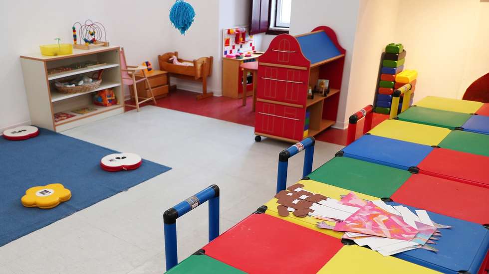 Uma das salas da creche da Santa Casa da Misericórdia de Alcáçovas, agora com lugares marcados e identificados com as fotografias de cada criança, conforme as normas impostas pela Direção-Geral da Saúde, a partir do dia 18 de maio, data decretada pelo Governo, em Viana do Alentejo, 13 de maio de 2020. Esta foi a data definida pelo Governo para a reabertura com medidas de proteção adicionais, bem como o início das visitas em lares. (ACOMPANHA TEXTO DO 15 DE MAIO DE 2020). NUNO VEIGA/LUSA
