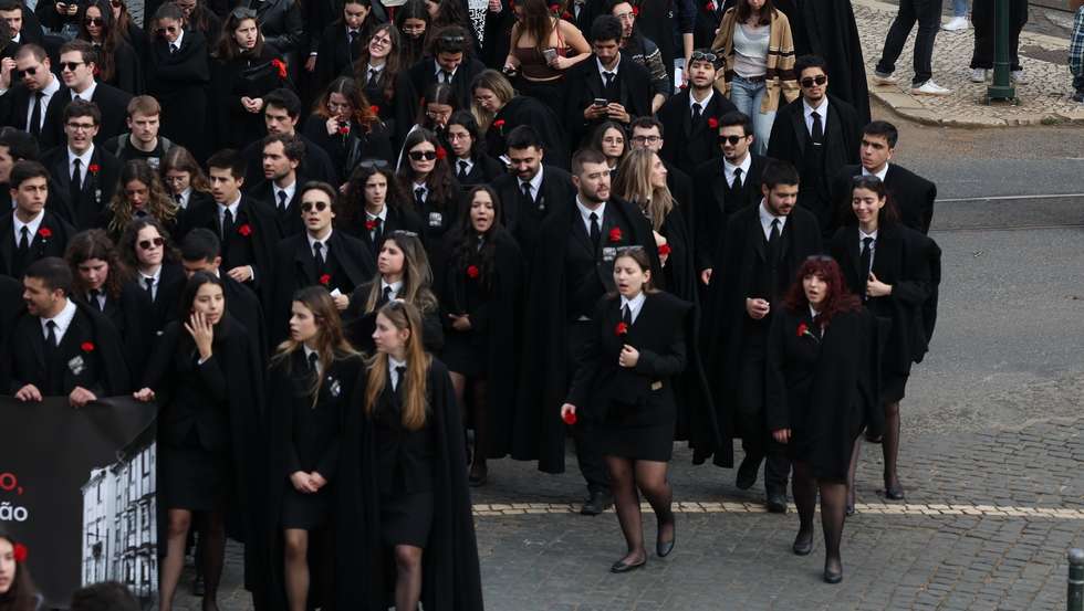 Estudantes protestam durante a manifestação nacional em Lisboa, 21 de março de 2024. Movimentos Associativos e Federativos Estudantis Nacionais promovem uma marcha de protesto contra a inflação imobiliária que condiciona a habitação estudantil, e contra o incumprimento do Plano Nacional para o Alojamento no Ensino Superior (PNAES), exigindo à tutela uma resposta perante uma das condicionantes no acesso ao Ensino Superior. ANTÓNIO COTRIM/LUSA