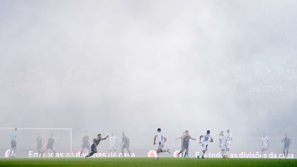 Sporting sofreu em Guimarães a segunda derrota consecutiva fora na Liga e viu FC Porto colar-se na liderança da classificação antes do clássico da próxima jornada