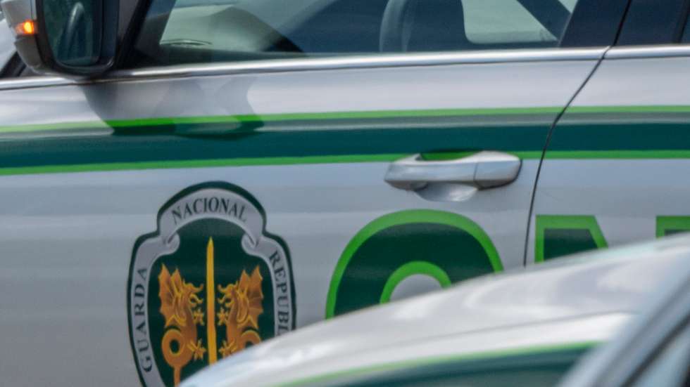 Carro da GNR acompanhado de três guardas
