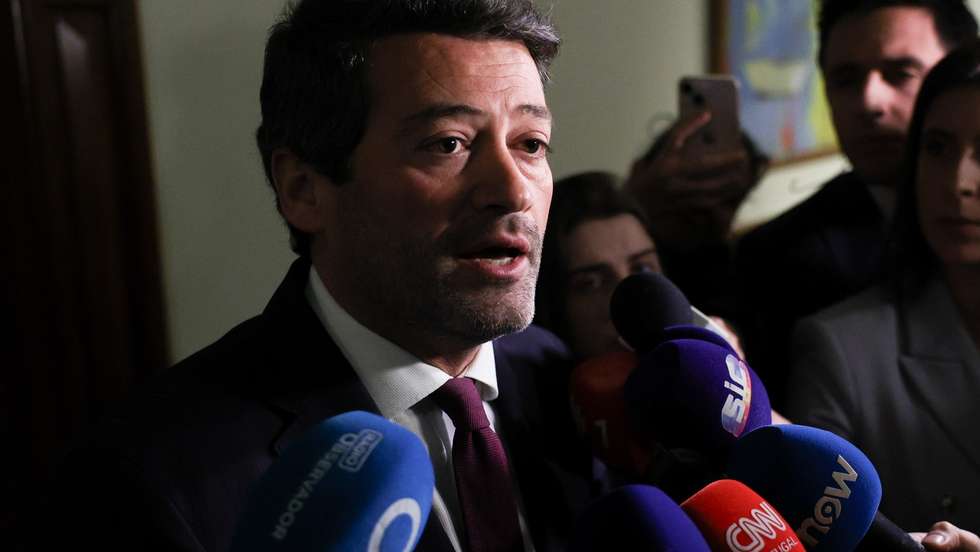 O deputado do Chega, André Ventura fala aos jornalistas momentos antes do debate parlamentar sobre a "Partidarização do SNS e degradação do acesso à saúde", esta tarde na Assembleia da República em Lisboa, 6 de fevereiro de 2025. MIGUEL A. LOPES / LUSA