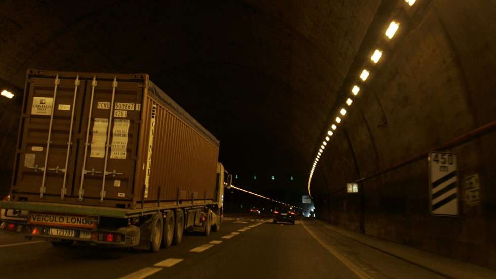 Será necessário, entre as 22h00 e as 06h00 o corte de vias, sendo a circulação assegurada por duas vias ou excecionalmente por uma via