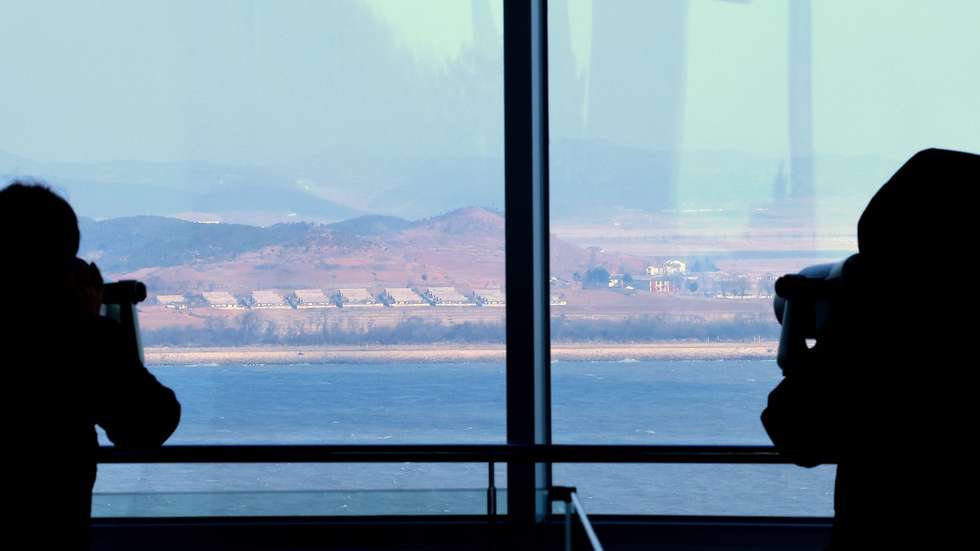 epa12639748 Visitors look at North Korea's border county of Kaepung through tower viewers at South Korea's Ganghwa Peace Observatory in the western county of Ganghwa; 10 January 2026.  EPA/YONHAP SOUTH KOREA OUT