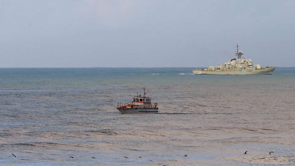 Um barco salva-vidas e a corveta da Marinha NRP João Roby participam nas buscas dos três tripulantes de uma embarcação desaparecida na sexta-feira ao largo na Nazaré, na Praia do Pedrogão em Leiria. PAULO CUNHA/LUSA