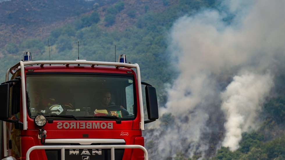 Um autotanque dos Bombeiros de Ovar no combate aos incêndios na freguesia de Lourido, em Ponte da Barca, 29 de julho de 2025. HUGO DELGADO/LUSA