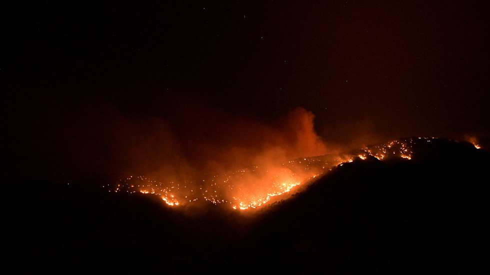 epa11451804 General view of a wildfire in an area in Metochi Sidirountas, Chios island, 02 July 2024. 142 firefighters responded to the fire that broke out on 01 July with 8 forest units, 21 fire trucks, 7 aircraft, and 3 helicopters.  EPA/KOSTAS KOURGIAS