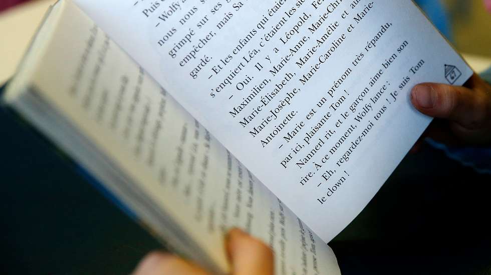 Criança lê um livro