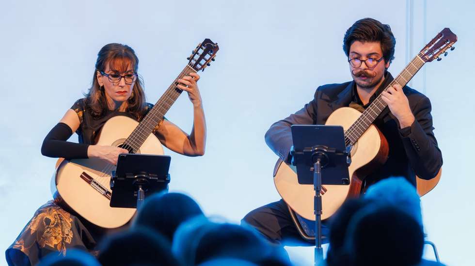Na quinta-feira, às 21h30 o evento abre com o Duo Sobral (duo de guitarras), acompanhado de Francesco Buzzurro (guitarra jazz)