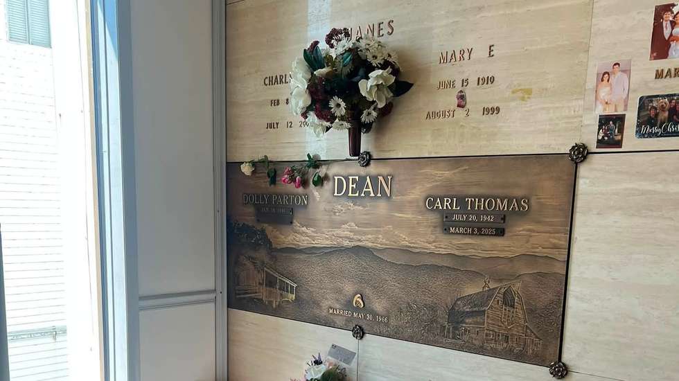 Campa de Dolly Parton e Carl Thomas Dean com a gravação da data de casamento do casal