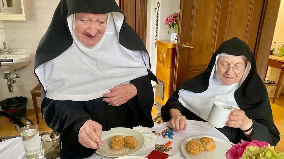 As três religiosas têm colocado publicações no Instagram sobre a sua vida quotidiana, atraindo milhares de seguidores