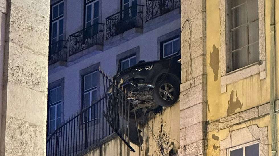 Carro pendurado na Calçada do Ferragial, em Lisboa, após colisão