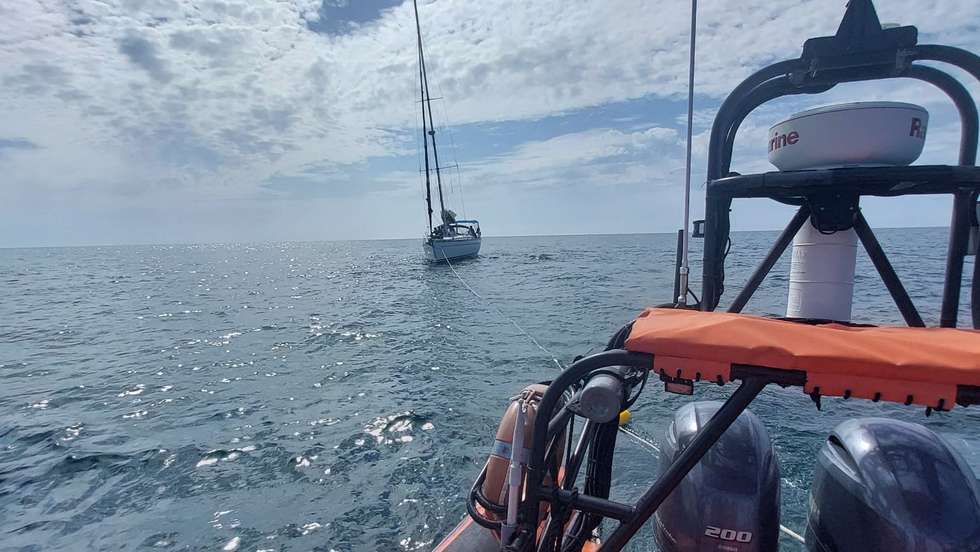"Devido aos danos provocados no leme do veleiro", a embarcação foi rebocada até Peniche pelo Salva-Vidas, para "minimizar o risco para a segurança da navegação", indica a AMN na nota