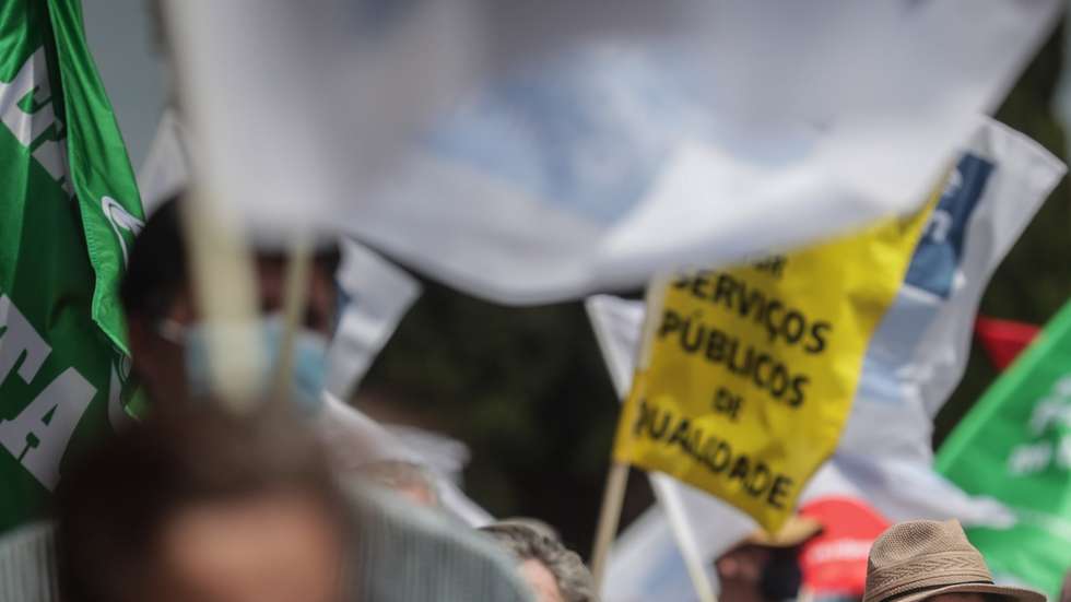 Concentração de trabalhadores da função pública convocada pela Frente Comum dos Sindicatos da Administração Pública que se realizou em defesa de aumentos salariais de 90 euros para todos os trabalhadores, da valorização das carreiras, da revisão da Tabela Remuneratória Única, pela revogação do SIADAP e em defesa de melhores serviços públicos, em frente ao Palácio da Ajuda em Lisboa, 20 de maio de 2021. TIAGO PETINGA/LUSA